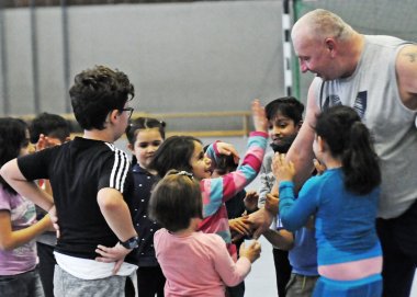Kinder beim Sport mit Coach Andreas Eibisch
