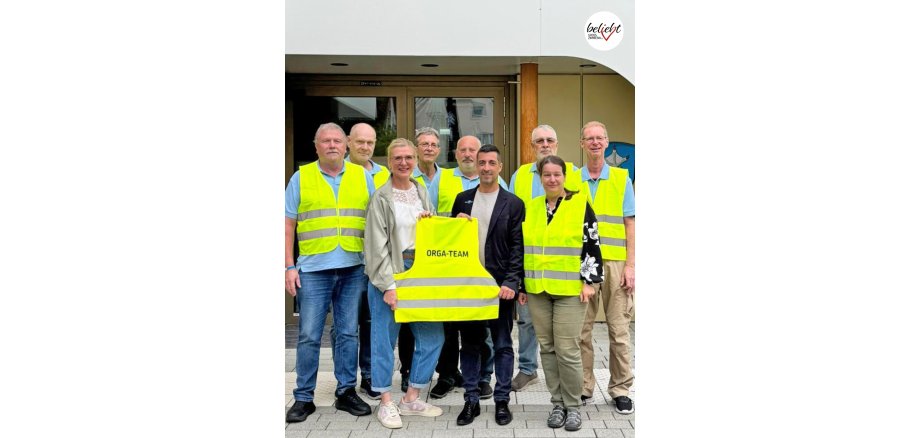 Gestaltung der Vitrinen mit Markt-Szenen des Jubiläums-Jahrmarkts Auf den Fotos sind die bunt gestalteten Vitrinen zu sehen