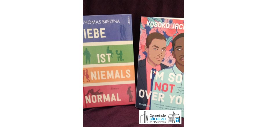 Im Foto zu sehen sind die Bücher „Liebe ist niemals normal“ von Thomas Brezina und „I’m so (not) over you“ von Kosoko Jackson