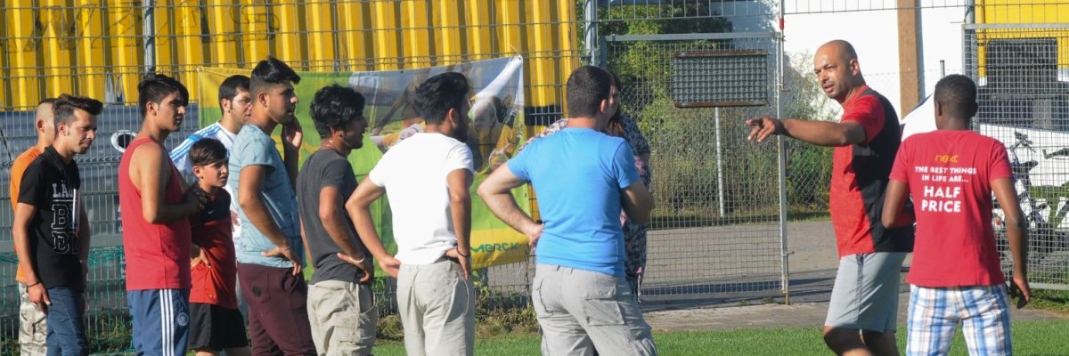 Geflüchtete beim Fußballtraining