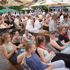 Auf dem Bild sieht man die Menschen auf die Veranstaltung von Jubiläums-Jahrmarkt