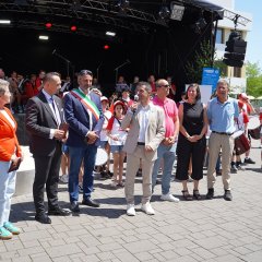 Auf dem Bild sieht man den Bürgermeister Mark Pullmann mit Städtepartnerschaft