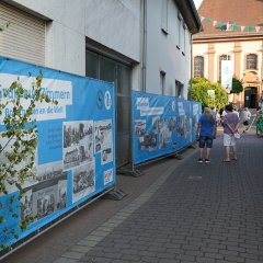 Auf dem Bild sieht man die Banner auf Jubiläums-Jahrmarkt