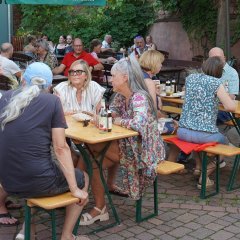 Auf dem Bild sieht man die Menschen auf Jubiläums-Jahrmarkt