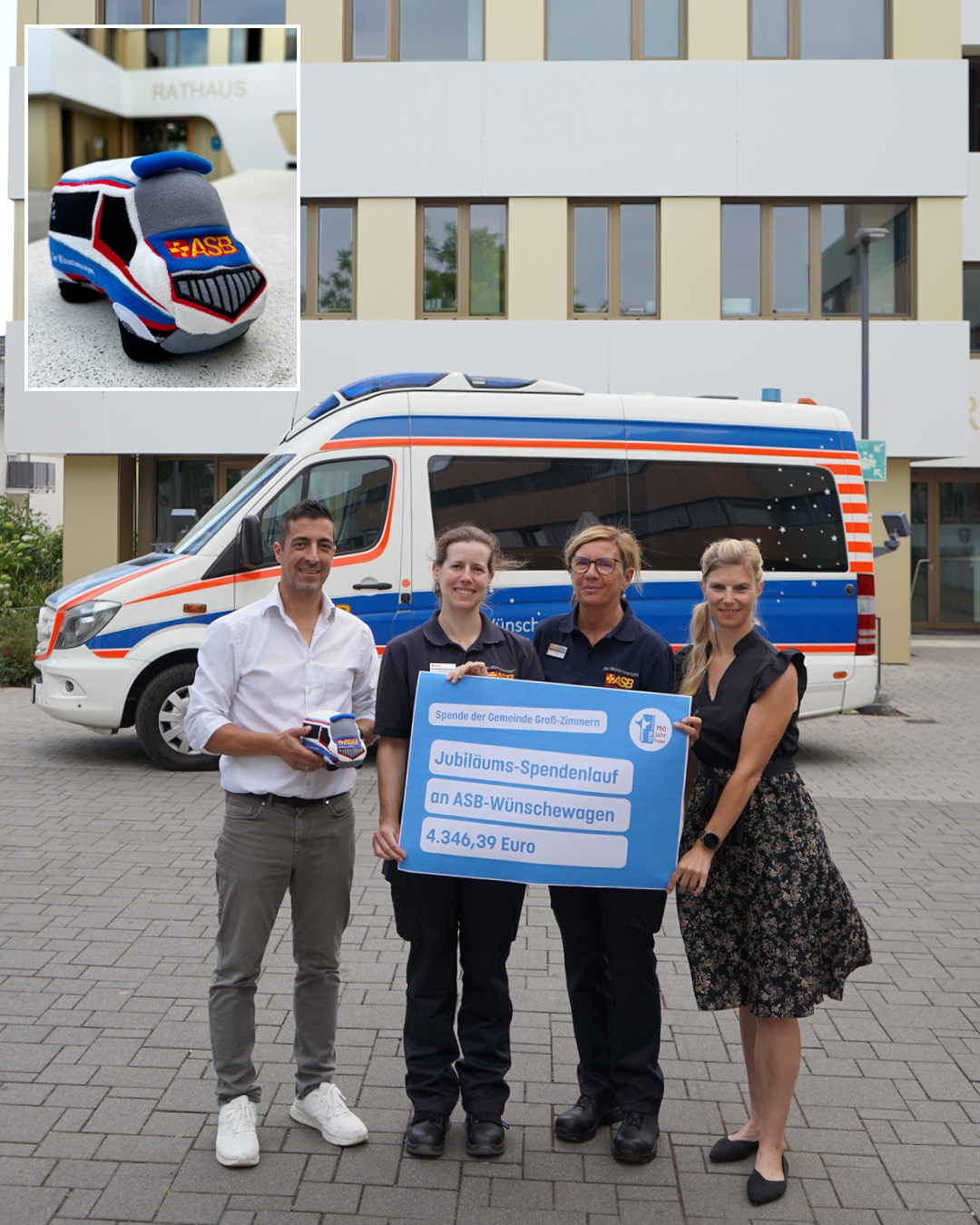 Jubiläums-Spendenlauf unterstützt Herzenswünsche Bürgermeister Mark Pullmann und Organisatorin Sabrina Felger bei der Spendenübergabe an zwei ehrenamtliche Helferinnen des ASB-Wünschewagens vor dem Rathaus - der ASB-Wünschewagen befindet sich im Hintergrund und die Plüschausgabe sieht man im kleinen Bild