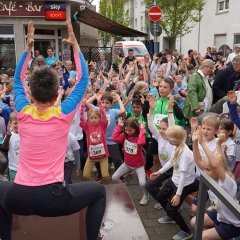 Auf dem Bild sieht man die Kinder für den Lauf aufwärmen
