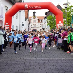 Auf dem Bild sieht man die Kinder beim Spendenlauf laufen