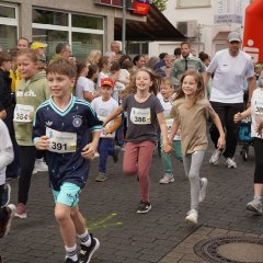 Auf dem Bild sieht man die Kinder Laufen