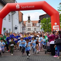 Auf dem Bild sieht man die Kinder mit Motivation Laufen