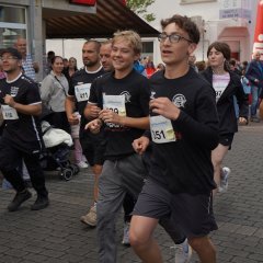 Auf dem Bild sieht man die Jugendlichen Laufen