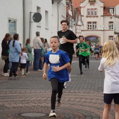 Auf dem Bild sieht man die Kinder und Jugendliche Laufen