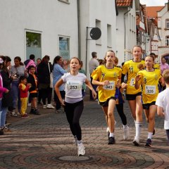 Auf dem Bild sieht man die Teilnehmer Laufen
