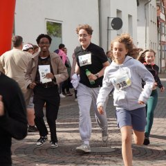 Auf dem Bild sieht man die Teilnehmer Laufen