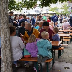 Auf dem Bild sieht man die Menschen am Veranstaltung