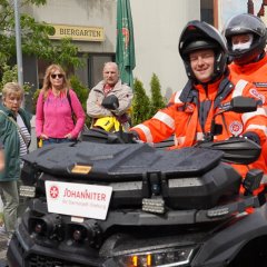 Auf dem Bild sieht man die Mitarbeiter der Johanniter