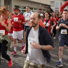Auf dem Bild sieht man die Menschen beim Spendenlauf Laufen Auf dem Bild sieht man die Menschen beim Spendenlauf Laufen