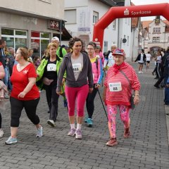 Auf dem Bild sieht man die Frauen Laufen
