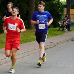 Auf dem Bild sieht man die Menschen Laufen