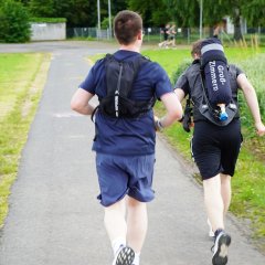 Eine Junge läuft mit Sauerstoffgerät