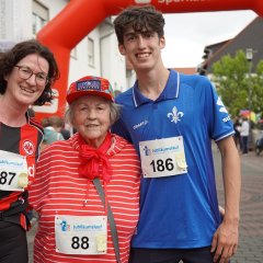 Auf dem Bild sieht man drei Teilnehmer der Jubiläums-Spendenlauf