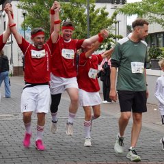Die Teilnehmer eines Vereins glücklich ihre Strecke geschafft haben