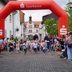 Auf dem Bild sieht man die Kinder beim Spendenlauf laufen