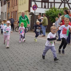 Auf dem Bild sieht man die Kinder beim Spendenlauf laufen