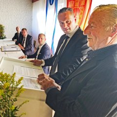 Auf dem Bild sieht man die Verschwisterung