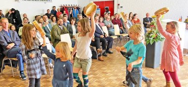 Auf dem Bild sieht man die Kinder tanzen und singen bei der Verschwisterung