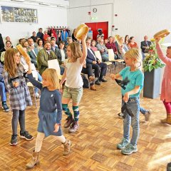 Auf dem Bild sieht man die Kinder tanzen und singen bei der Verschwisterung