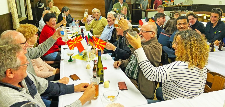 Auf dem Bild sieht man Menschen mit Getränke