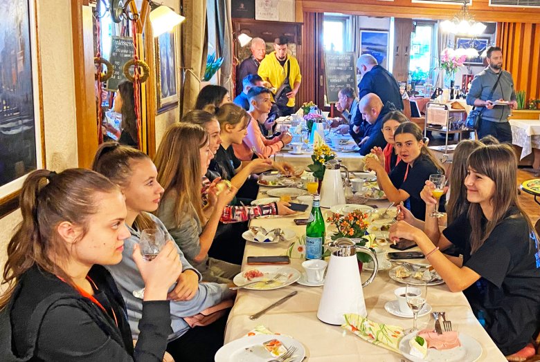 Auf dem Bild sieht man eine Tanzgruppe beim Essen