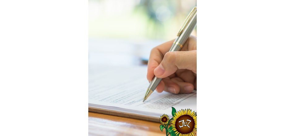 Im Foto sieht man eine Hand mit Kugelschreiber über einem Formular