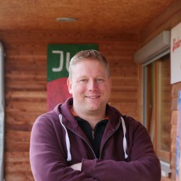 Markus Psczolla vor dem Jugendzentrum