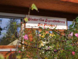 Das Jugendzentrum hinter Blumen