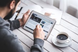 Ein Mann, der an einem Tablet arbeitet