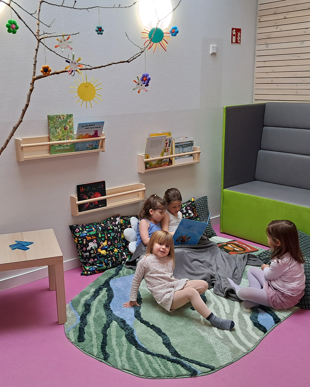 Neue Leseecke in der KITA Semder-Pfad Auf dem Bild sieht man die Kinder in der neuen Leseecke