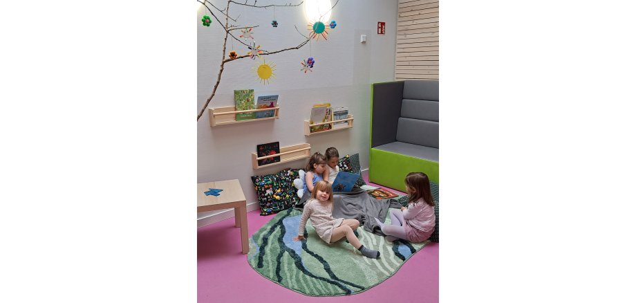 Neue Leseecke in der KITA Semder-Pfad Auf dem Bild sieht man die Kinder in der neuen Leseecke