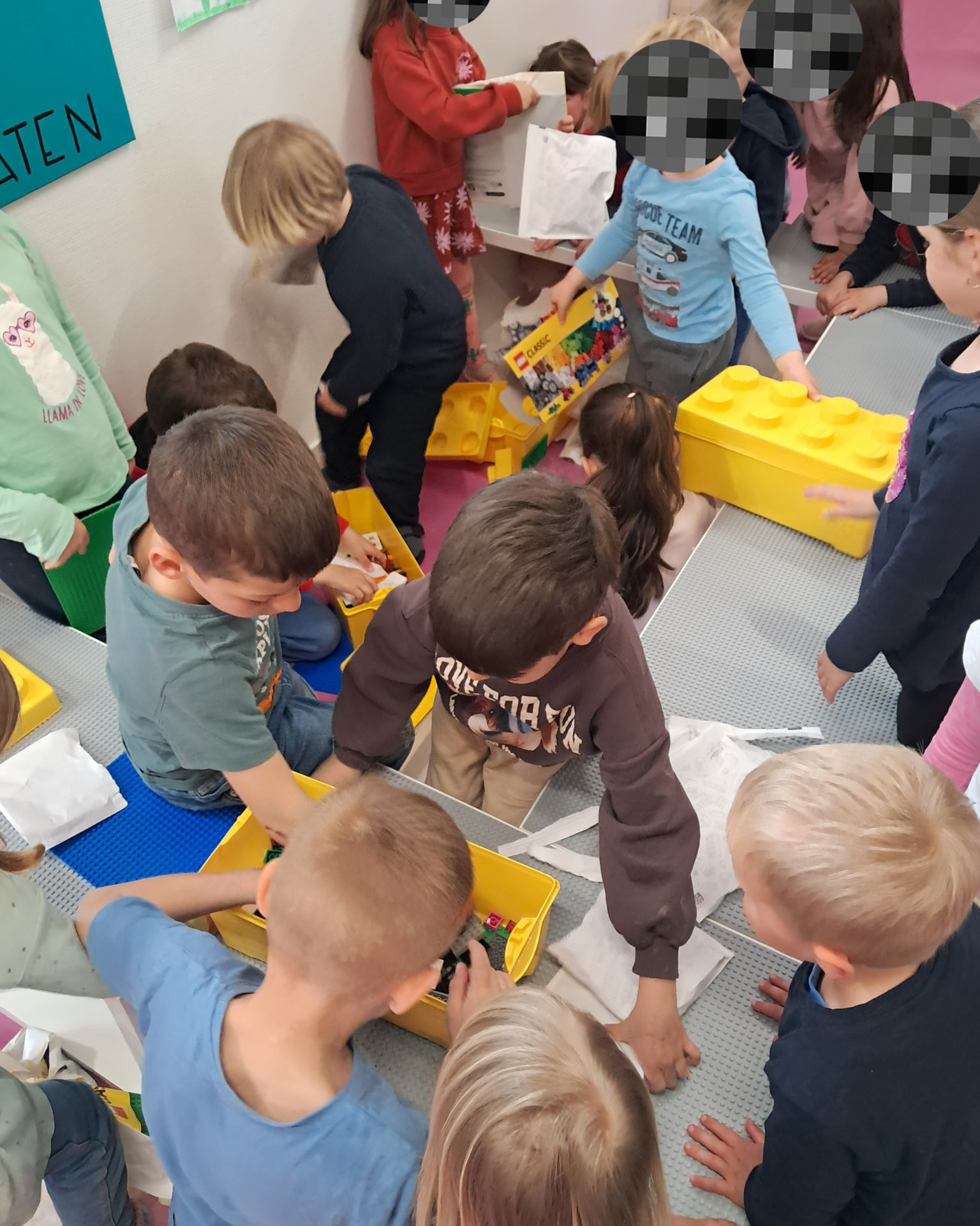 Neue Spielmöglichkeiten Auf dem Bild sieht man die Kinder beim Bauen mit den Legosteinen