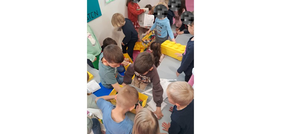 Neue Spielmöglichkeiten Auf dem Bild sieht man die Kinder beim Bauen mit den Legosteinen