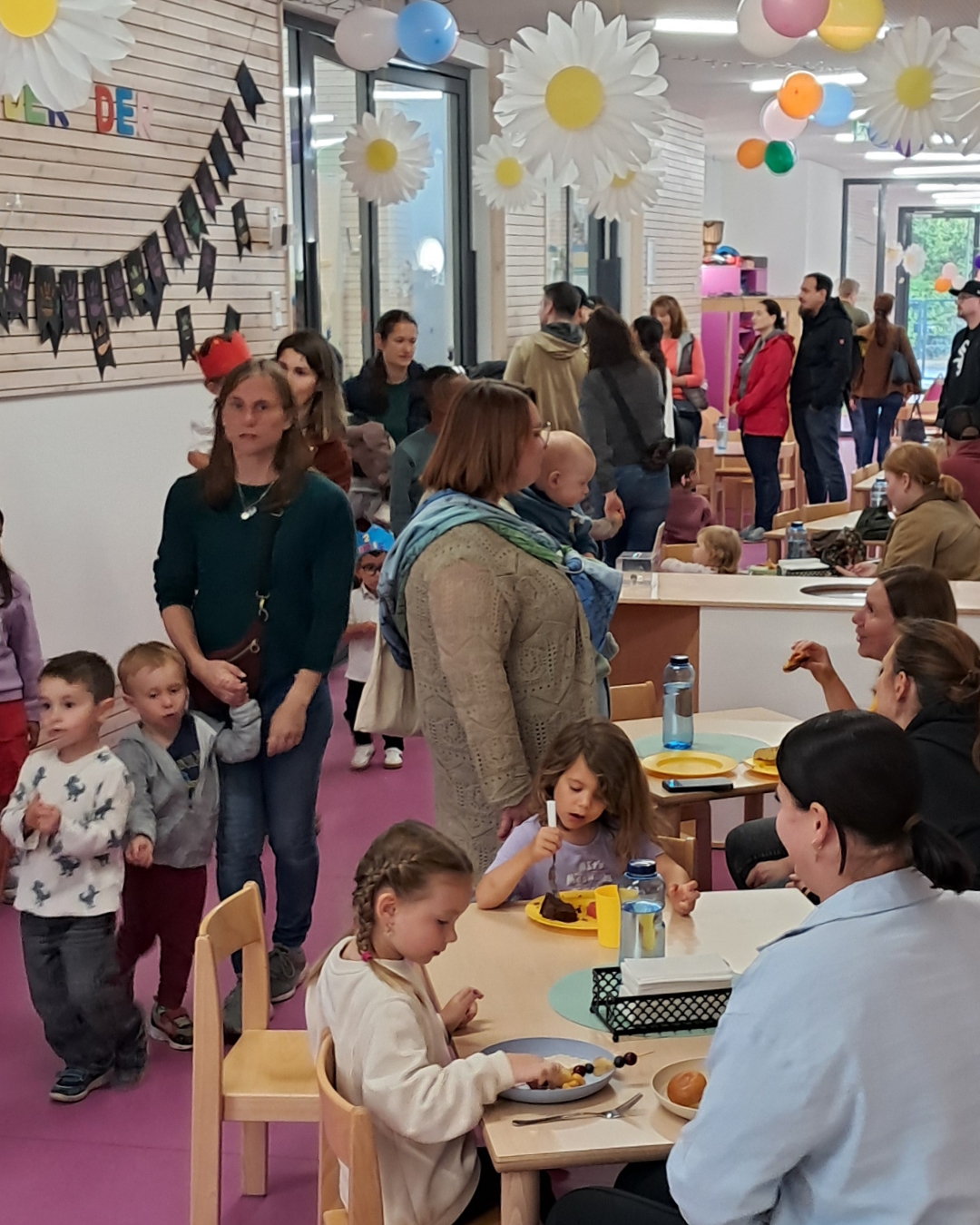 Neue Spielmöglichkeiten Auf dem Bild sieht man die Kinder beim Bauen mit den Legosteinen