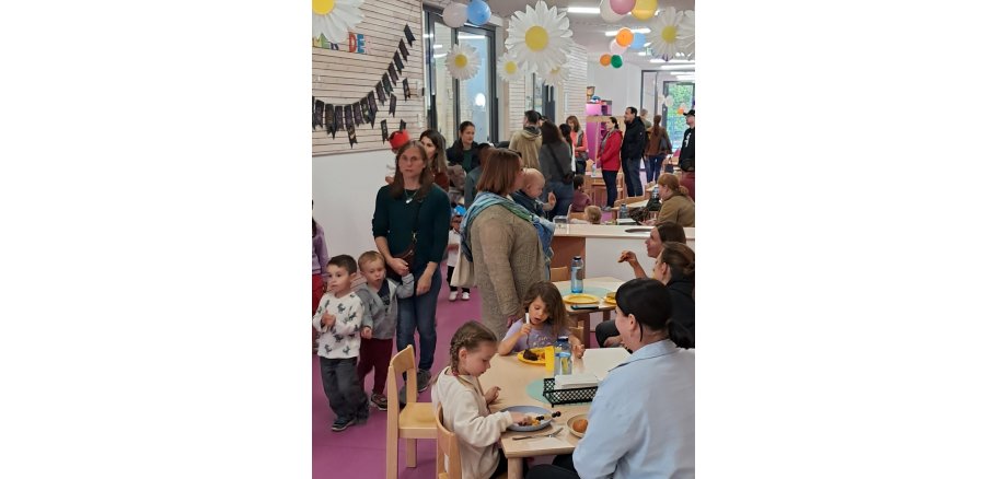 Auf dem Bild sieht man die Kinder beim Bauen mit den Legosteinen