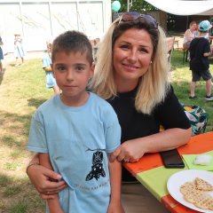 Kind mit Mutter an der Jubiläums Programm der KITA Wichernweg
