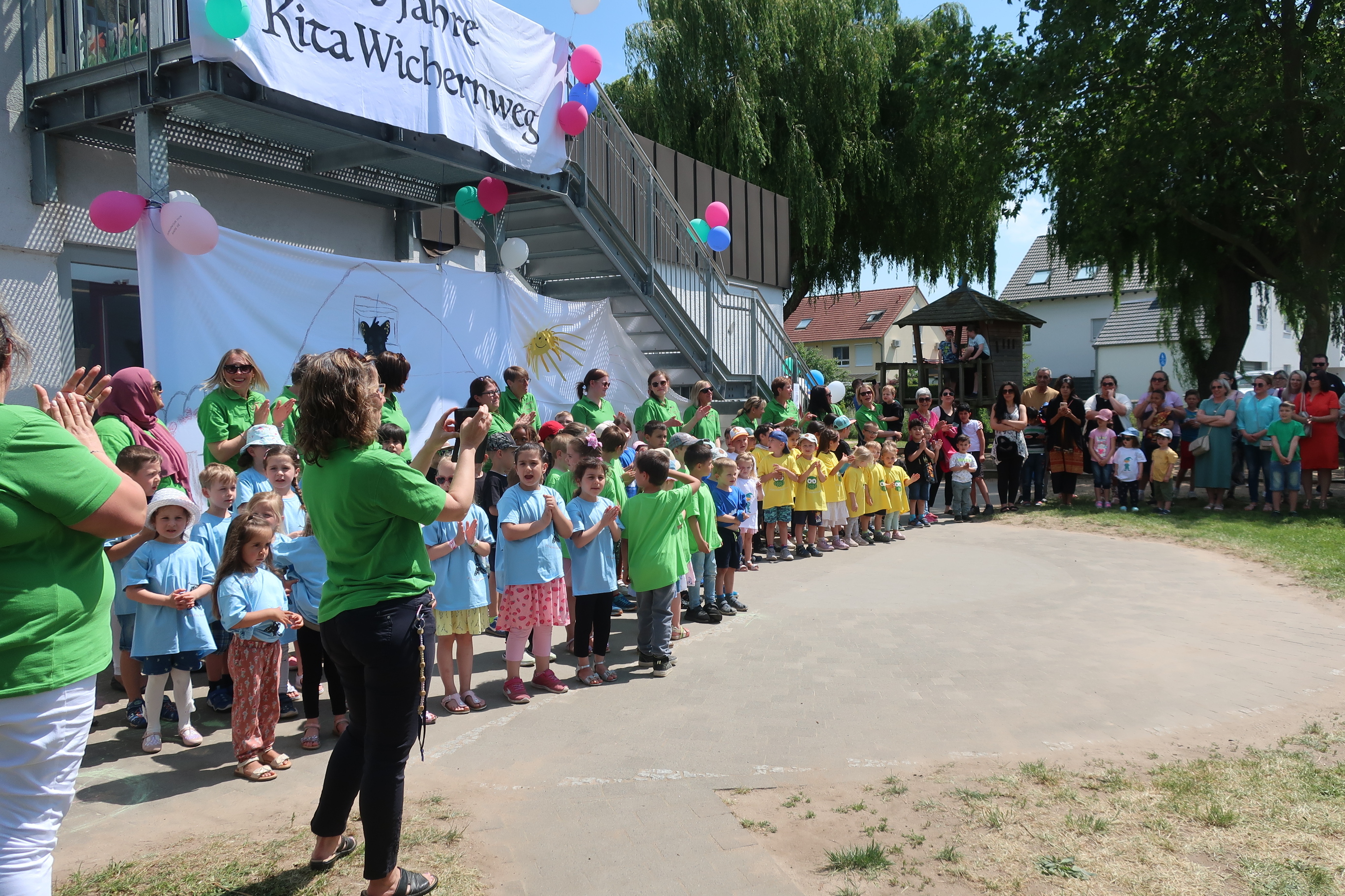 Kinder und Erzieherinnen bei Jubiläum der KITA Wichernweg