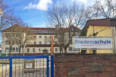 Blick auf den Eingangsbereich der Friedenschule