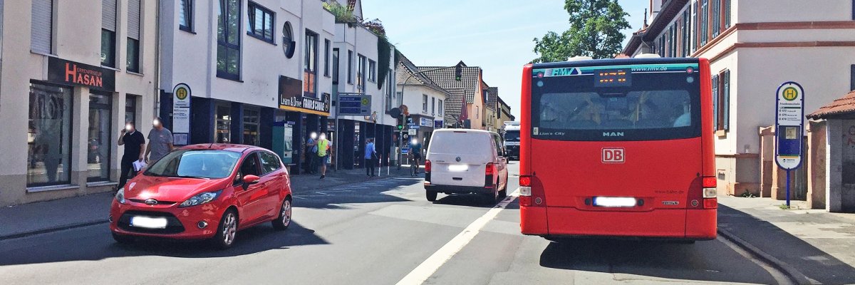 Hauptstraße Groß-Zimmern mit Bus an einer Haltestelle