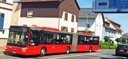 ÖPNV - Bus an Haltestelle