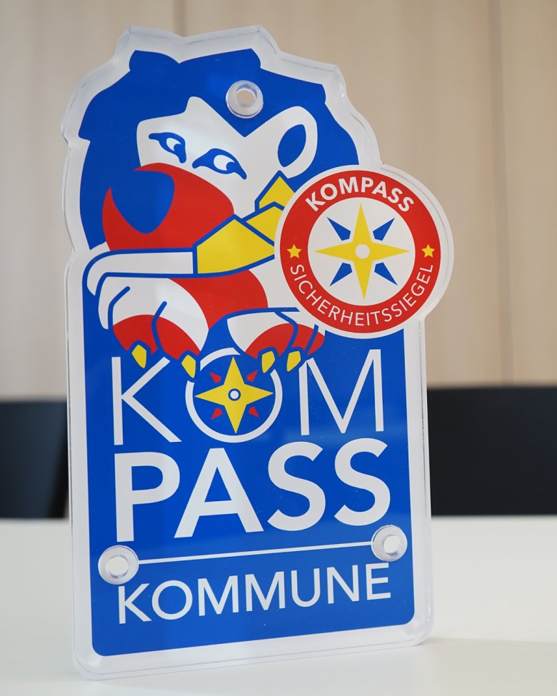 Kompass-Siegel Verleihung Auf dem Foto sieht man das Kompass-Siegel