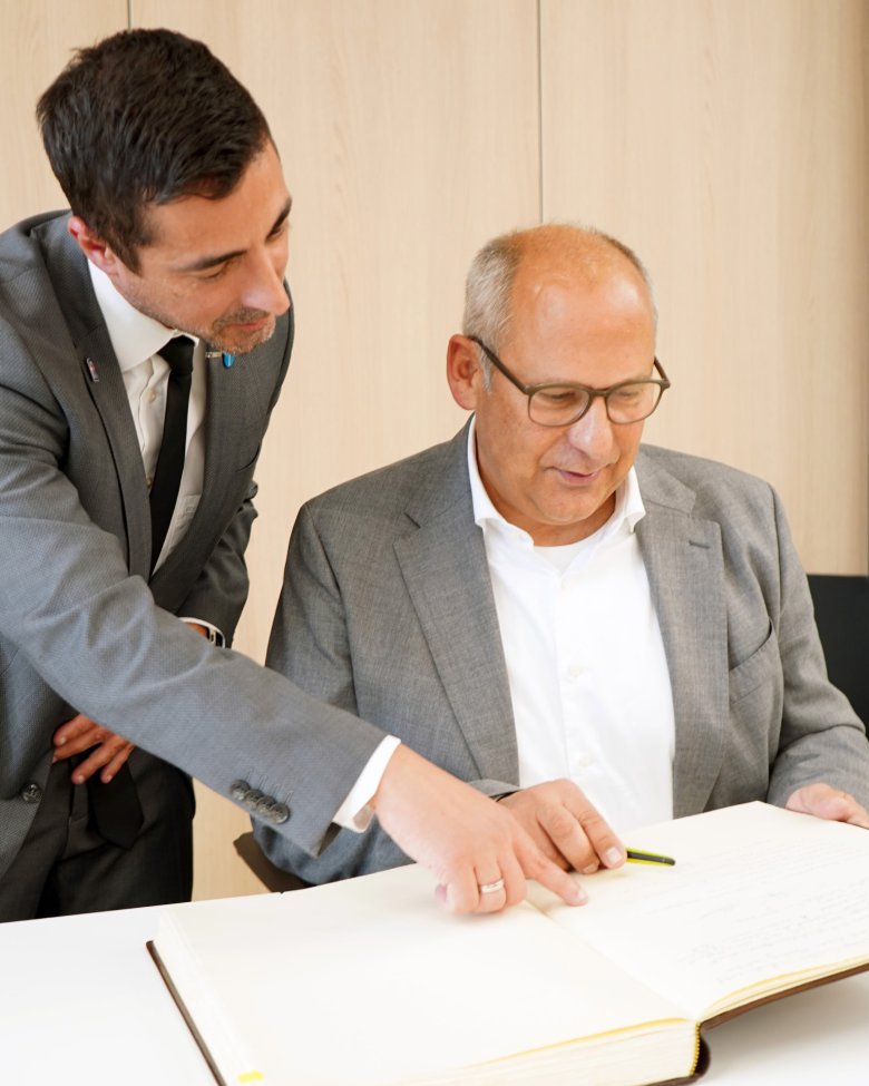 Kompass-Siegel Verleihung Auf dem Foto sieht man den Hessischen Innenminister bei der Eintragung in das Goldene Buch