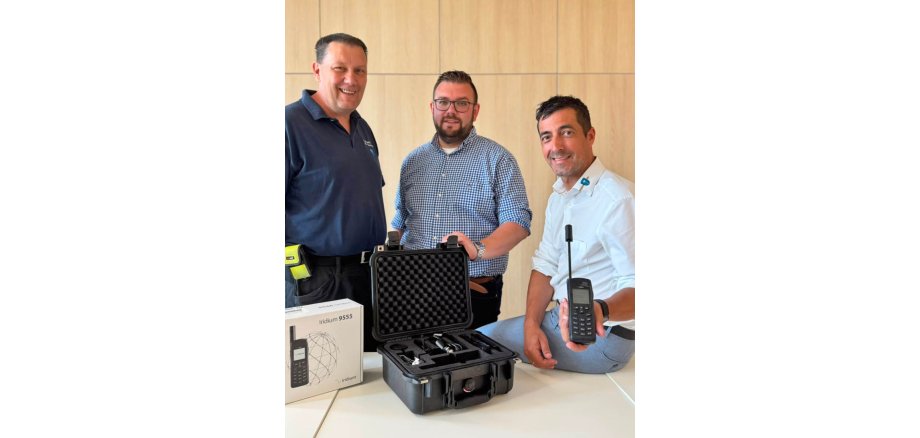 SAT Telefone Auf dem Foto sieht man den Bürgermeister, den Ordnungsamtsleiter und den Gerätewart mit einem Mobilen SAT Telefon